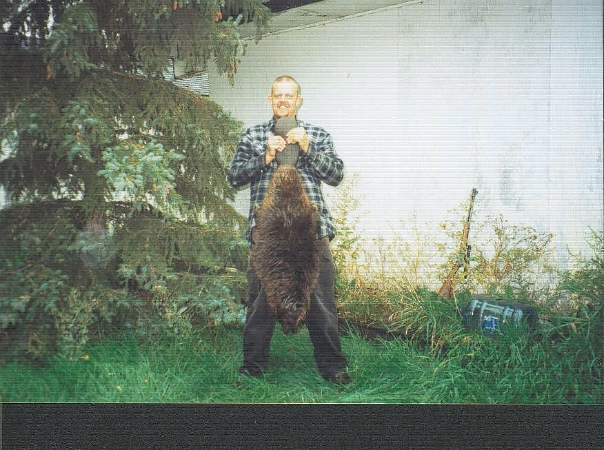 Ejner Brodersen. Bveren skd jeg i SAskatchewan, Canada i okt 2003. Den vejer 29 kg.